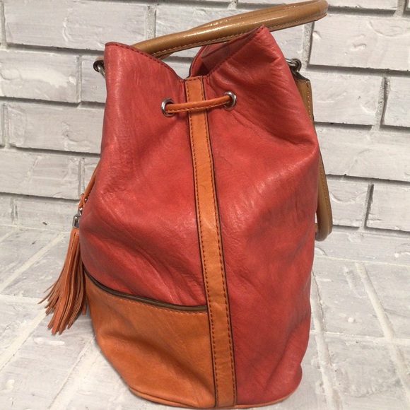 GUESS TOTE/SHOULDER BAG WITH DRAWSTRING FRINGED CLOSURE - Picture 10 of 15